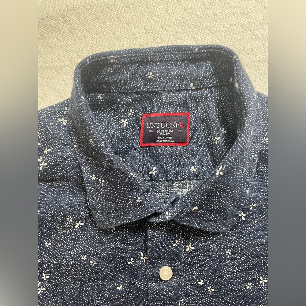 UNTUCKit Slim fit Medium Navy short sleeve button down 100% Linen small print